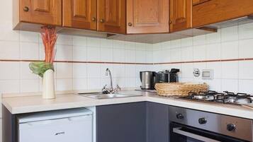 Fridge, oven, coffee/tea maker, electric kettle