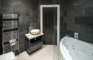 Apartment | Badezimmer | Badewanne und Dusche (separat), Komfortbadewanne, Haartrockner