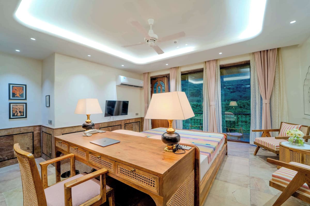 Jaipur Room | Down comforters, pillowtop beds, minibar, in-room safe