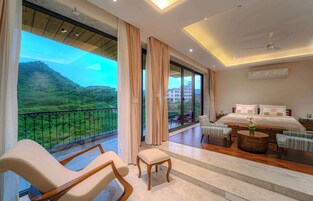 Down comforters, pillowtop beds, minibar, in-room safe