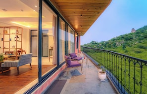 Pent House Room | Balcony - Artisav House (Amer)
