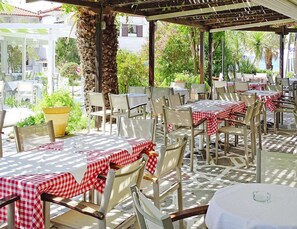 Outdoor dining - Apartment in Fourka Directly by the sea (Kassandra)