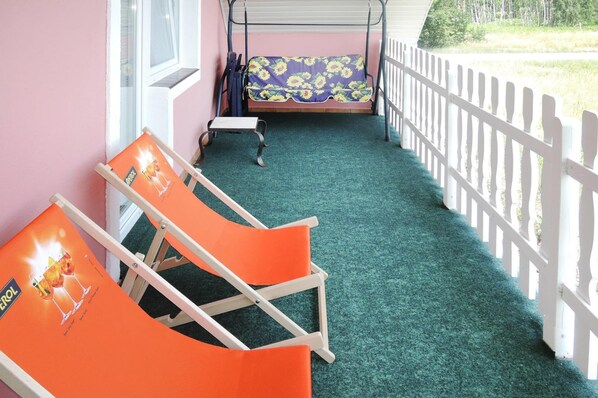 A room with a bunk bed, a small table, and a bench. - Holiday Home in Nowe Warpno (Nowe Warpno)