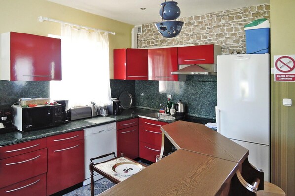 House | Dapur peribadi | Cerek elektrik, pembakar roti, kerusi tinggi 