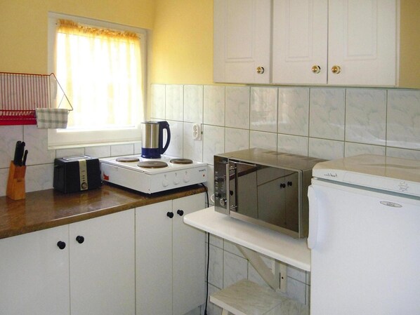 House | Private kitchen - Holiday Home With a Garden, Close to the Lake (gmina Manowo)