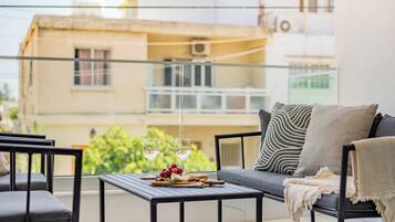 Apartment, 2 Bedrooms, Balcony, City View | Living area