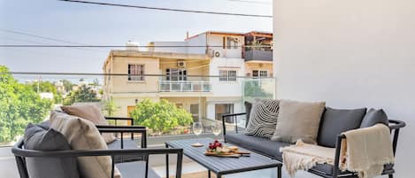 Lejlighed - 2 soveværelser - balkon - byudsigt | Opholdsområde