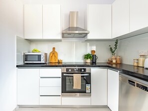 Apartment, 2 Bedrooms, Balcony, City View | Interior