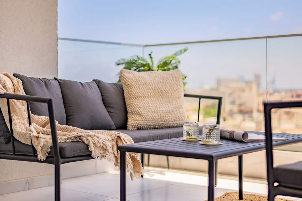 Apartment, 1 Bedroom, Balcony, City View | Living area