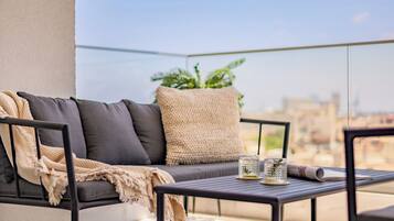 Apartment, 1 Bedroom, Balcony, City View | Living area
