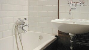 A bathroom with a white bathtub, a sink, and a shower. - Great Holiday Home in the Middle of Nature and Right on the Lake, Natac Wielka (Nidzica)