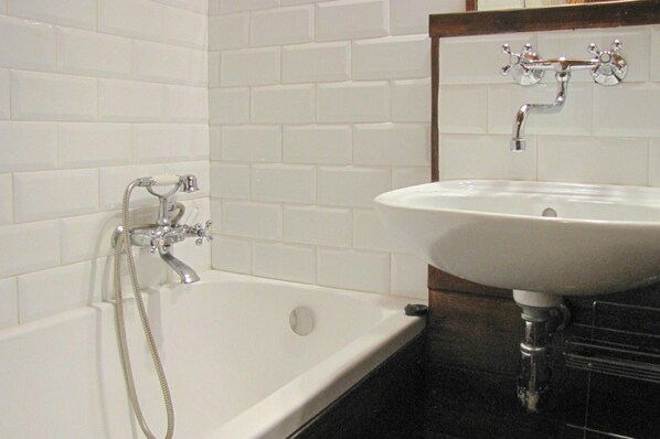House | Bathroom - Great Holiday Home in the Middle of Nature and Right on the Lake, Natac Wielka (Nidzica)