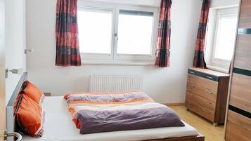 House | 3 bedrooms, individually furnished, bed sheets