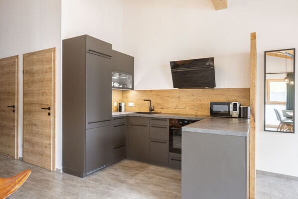 Kühlschrank, Ofen, Geschirrspüler, Wasserkocher mit Kaffee-/Teezubehör