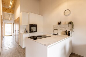 Refrigerador, horno, lavavajillas y cafetera y tetera