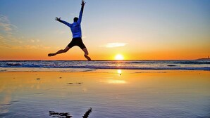 A person jumping on a beach at sunset. - Camp David Sport Resort (Rackwitz)