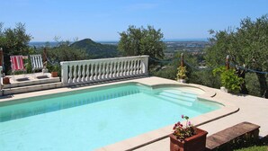 A swimming pool with a view of the landscape. - Holiday Home Villa del Pino, Massarosa (Massarosa)
