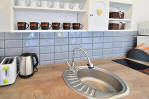 Casa | Cocina privada | Hervidor eléctrico, tostadora y trona infantil