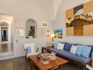 Villa | Living area - Wonderful Villa With Whirlpool and Great Location in Fira (Santorini)