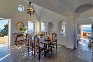 Villa | Dining