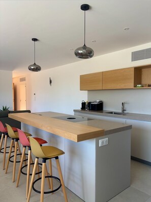 Micro-ondes, four, plaque de cuisson, lave-vaisselle