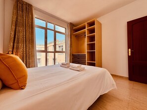 2 Schlafzimmer, Bügeleisen/Bügelbrett