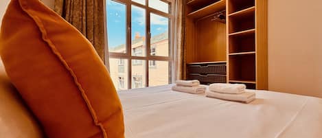 2 Schlafzimmer, Bügeleisen/Bügelbrett