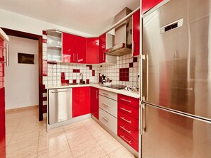 Kühlschrank, Mikrowelle, Ofen, Geschirrspüler