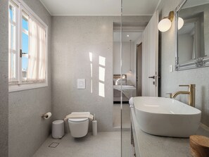 A modern bathroom with a freestanding bathtub, a large mirror, and a toilet. - Casa Benedetta - Elegant Residence with Private Pool (Chania)