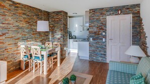 Un appartement moderne comprenant un coin repas, une cuisine et un salon.