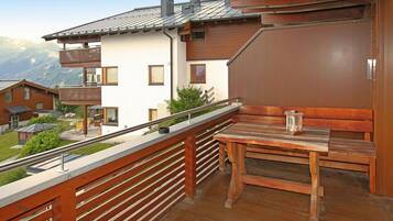 Apartment | Outdoor dining