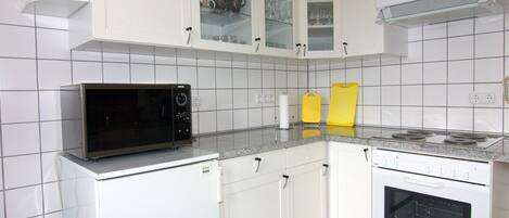 Apartemen | Dapur pribadi | Pemanggang roti dan kursi makan untuk bayi