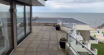 Penthouse by North Sea With Pool and Sauna