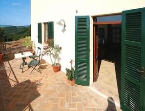 Apartment | Balcony - Country House in Chiusdino With Panoramic Views (Chiusdino)