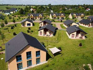 A residential area with multiple two-story houses, each with a dark roof and beige walls. - Seepark Auenhain am Markkleeberger See in Markkleeberg (Markkleeberg)