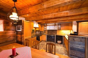 Chalet | Private kitchen | Highchair - Chalet in St. Martin With Sauna & Hot Tub (Sankt Martin am Tennengebirge)