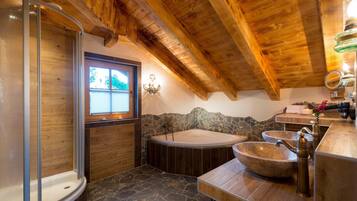 Chalet | Bathroom | Bathtub