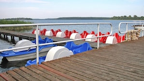 A dock with stationary boats and a wooden walkway. - Cottage by Lake Dabrowa With Fishing (Dabrówno)
