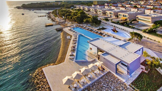 A coastal hotel with a swimming pool, beachside lounge, and ocean views. - Apartments in Villas Punta Skala With Beachpool (Zadar)