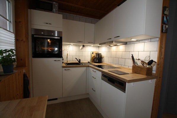 Hus | Privat køkken | Elkedel, brødrister, højstol