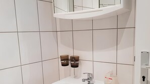 Room, 1 Bedroom | Bathroom