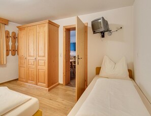 1 bedroom, individually furnished, bed sheets - Apartment in Fugen Near Spieljoch Ski Lift (Fuegen)