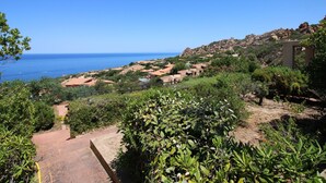 A coastal village with terraced houses, a clear blue sky, and a view of the sea. - Terraced House With Communal Pool Costa Paradiso-formerly TUI Ferienhaus (Trinità d'Agultu e Vignola)