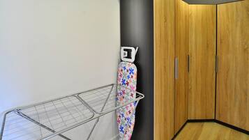 Apartment | 1 bedroom, individually furnished, iron/ironing board, bed sheets