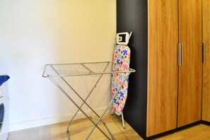 Apartment | 1 bedroom, individually furnished, iron/ironing board, bed sheets