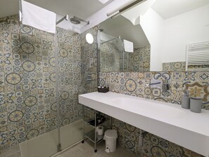 Hair dryer, towels - the original sin_Adam (Matera)