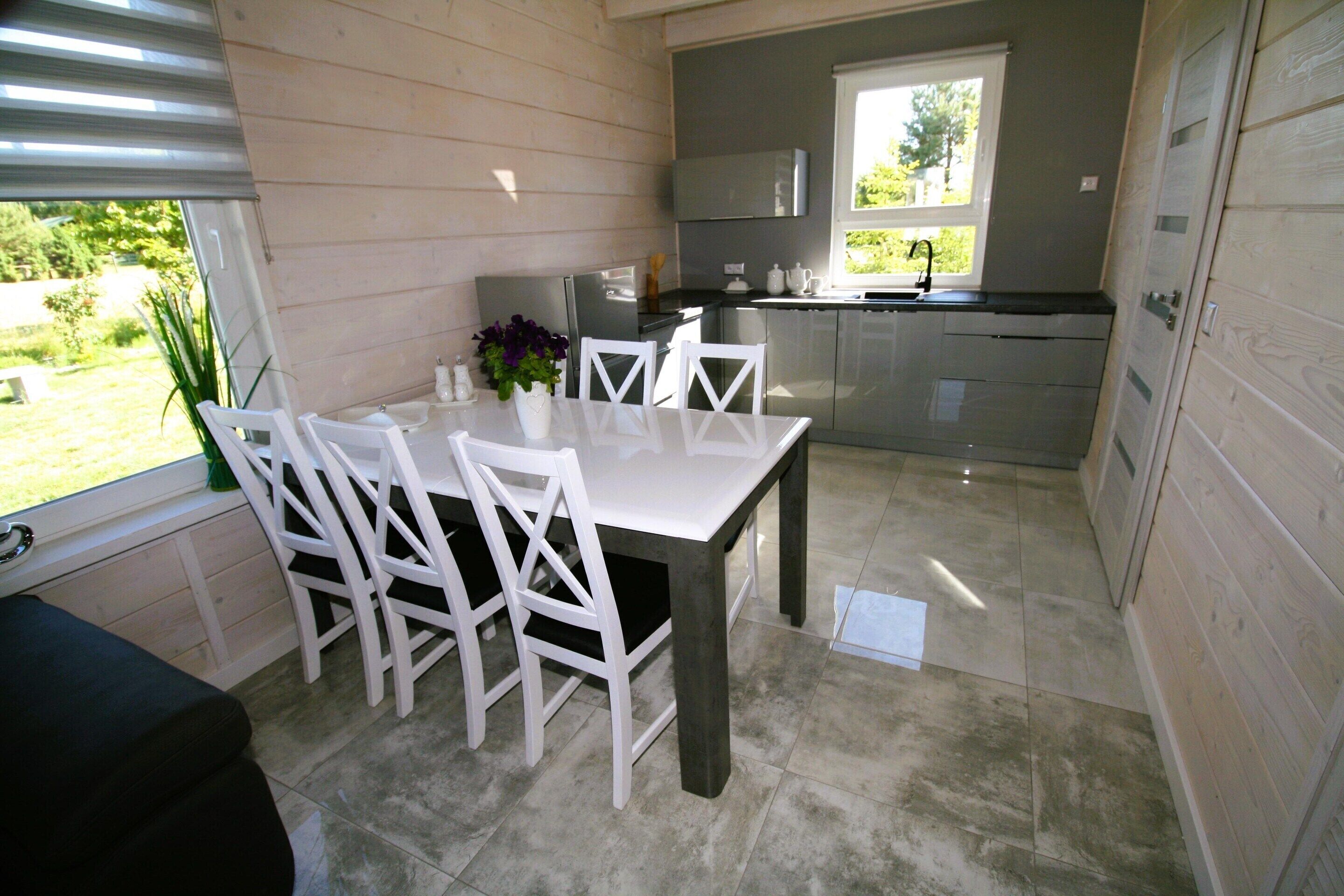 Una cucina compatta con zona pranzo, una finestra e vista sull'esterno.