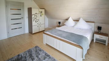 3 habitaciones, muebles diferentes y ropa de cama