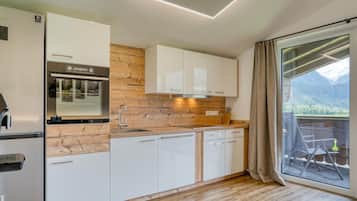 Appartement | Privékeuken | Een waterkoker, een kinderstoel