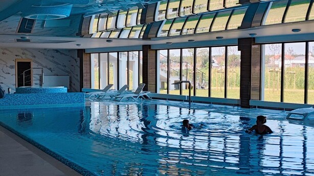 Una piscina techada, una piscina al aire libre